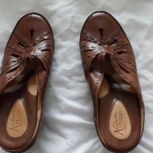 CLARKS BROWN MULE/CLOG SIZE 7 ARTESIAN COLLECTION